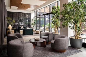 Se sirven desayunos, almuerzos y cenas; cocina americana