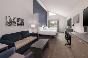 1 bedroom, premium bedding, desk, laptop workspace