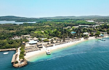 Playa privada, playa de arena blanca y camas de playa (con cargo)