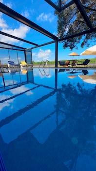 Piscine extérieure, cabanons gratuits, parasols de plage