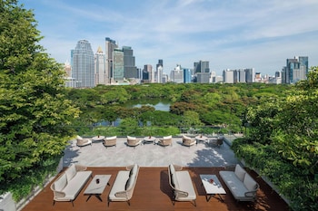 2 restaurants, breakfast, lunch, dinner served; international cuisine 