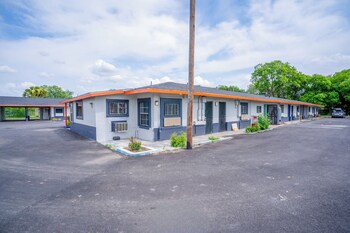 Room, 1 King Bed, Non Smoking | In-room safe, desk, free WiFi, bed sheets