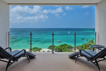 Un resort con varias piscinas, zonas de descanso y vistas al océano.