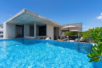 Hồ bơi ngoài trời, ghế dài tắm nắng 