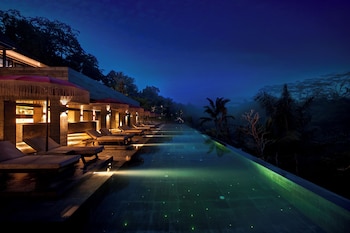 Outdoor pool, free cabanas, pool umbrellas