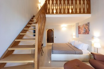 Ropa de cama hipoalergénica y minibar con artículos gratuitos 