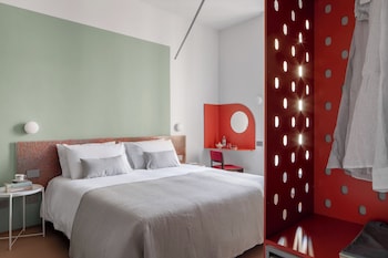 Habitación superior | Caja fuerte, escritorio, espacio para trabajar con un portátil