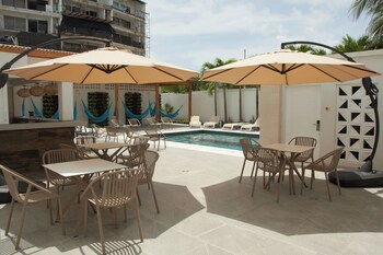 Piscina externa, funciona das 8h30 às 19h, espreguiçadeiras
