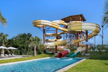 3 Außenpools, geöffnet von 07:00 Uhr bis 18:30 Uhr, Sonnenschirme