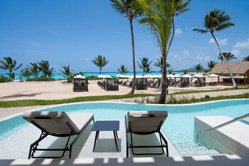 3 piscinas externas, funciona das 7h às 18h30, guarda-sóis