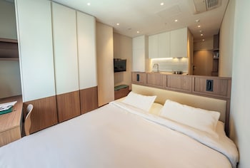 Tủ lạnh nhỏ, lò vi sóng, bếp nấu, dụng cụ nấu nướng/bát dĩa/dao nĩa