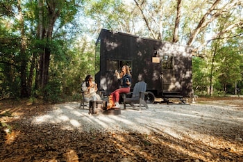 Suite, 1 cama Queen size | 1 habitación, escritorio y espacio para trabajar con laptop