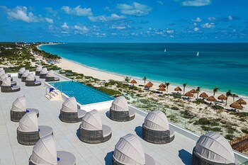 En la playa y playa de arena blanca