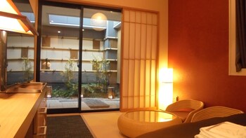 Habitación superior con 2 camas individuales, para no fumadores (modern) | Baño | Amenidades de baño gratuitas, secadora de cabello, batas, pantuflas