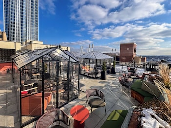 2 bars/lounges, cocktail bar, rooftop bar