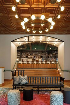 2 bars/lounges, cocktail bar, rooftop bar