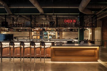 2 bar/lounge, bar koktail dan bar di atap