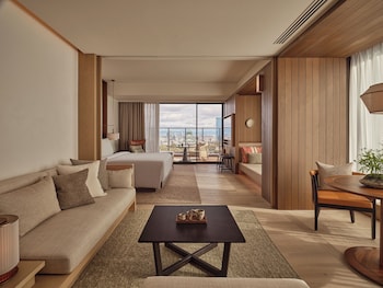 6 restaurants, breakfast, lunch, dinner served; farm to table cuisine