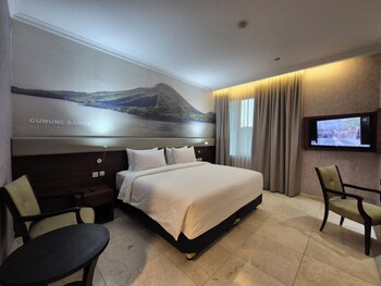 Escritorio, espacio para trabajar con laptop y cortinas blackout