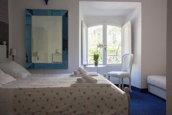 Deluxe Triple Room | Desk, free WiFi