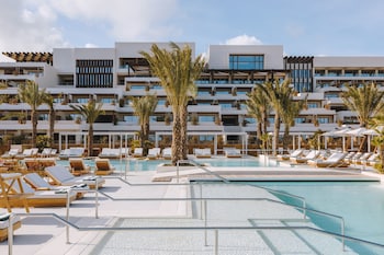 Egyptian cotton sheets, premium bedding, pillowtop beds, minibar