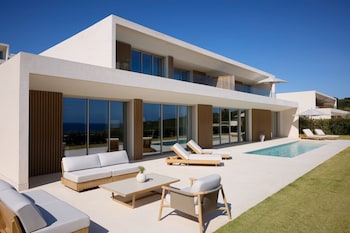 Egyptian cotton sheets, premium bedding, pillow-top beds, minibar