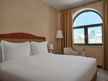 Escritorio, cunas gratuitas, wifi gratis y ropa de cama