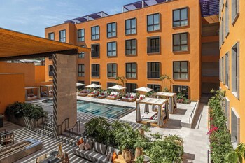 Una piscina al aire libre (de 08:00 a 20:00), sombrillas, tumbonas