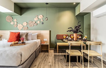 Appartamento Deluxe, balcone, vista città | Biancheria da letto ipoallergenica, cassaforte in camera