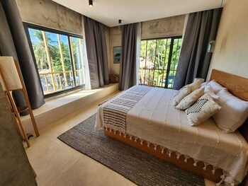 Chambre, 1 grand lit, en coin | Salle de bain | Douche, serviettes fournies, savon, shampooing