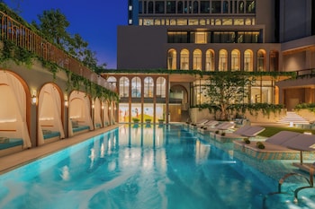 Hi ha 3 restaurants amb plats de cuina tailandesa