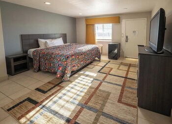 Room, 1 King Bed, Non Smoking, Kitchenette | Private kitchenette | Mini-fridge, microwave, dining tables