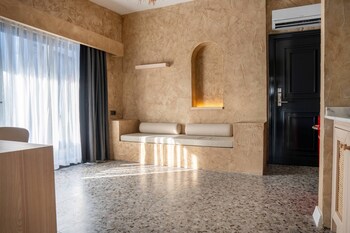 Luxury Suite, Hot Tub, Corner | Private kitchenette | Electric kettle, highchair, dining tables