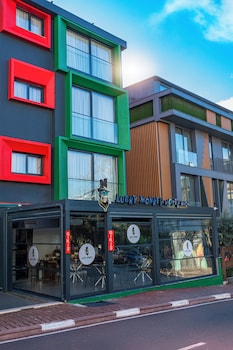 Luxury Suite, Hot Tub, Corner | Private kitchenette | Electric kettle, highchair, dining tables