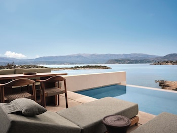 Indoor pool, seasonal outdoor pool, free pool cabanas, pool umbrellas