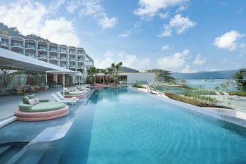 Oceanfront Pool Access, 1 King Bed | Pool | 2 outdoor pools, free cabanas, sun loungers