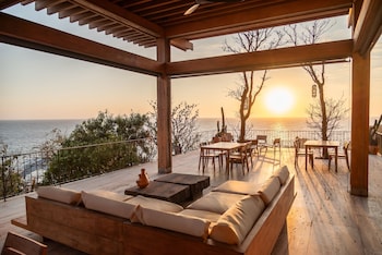 Grand Villa, 1 King Bed, Sea View | Premium bedding, in-room safe, free WiFi, bed sheets