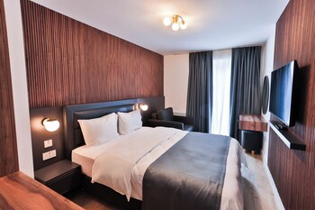 Luxury Quadruple Room | In-room safe, iron/ironing board, free WiFi, bed sheets