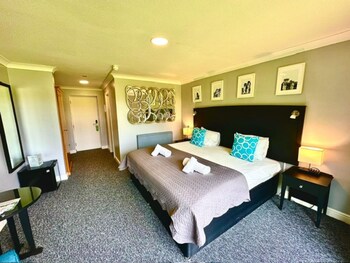 Chambre Deluxe, Plusieurs lits (Family) | Bureau, fer et planche à repasser, accès au Wi-Fi (inclus)
