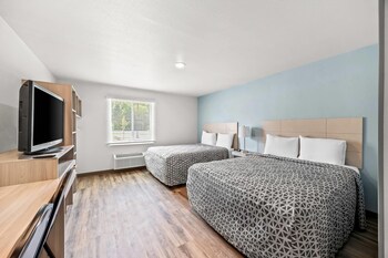 Un hôtel moderne à l’architecture contemporaine, doté d’une entrée abritée et d’une pelouse bien entretenue.