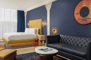 Piscine intérieure, cabanas gratuites, parasols