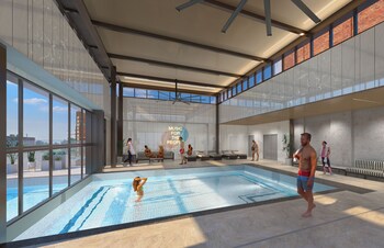 Piscine intérieure, chaises longues