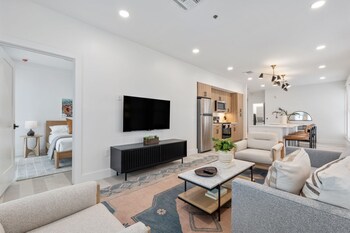 Full-sized fridge, microwave, oven, stovetop