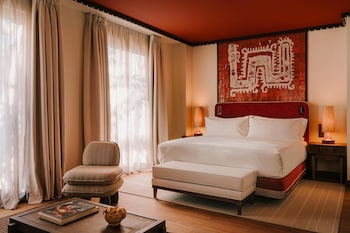 Palacio De Godoy Caceres, Curio Collection By Hilton