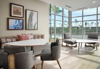 標準開放式套房, 1 張特大雙人床及 1 張梳化床 | 書桌、手提電腦工作空間、免費 Wi-Fi、床單