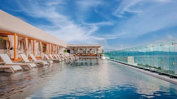 3 piscinas externas, guarda-sóis