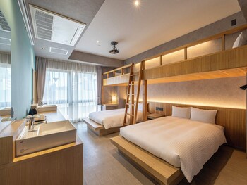 Chambre familiale, non-fumeur | Coffre-fort, bureau, rideaux d’obscurcissement, accès au Wi-Fi (inclus)