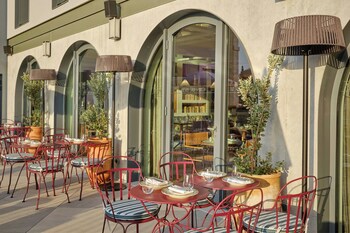 Daily continental breakfast (EUR 30 per person)