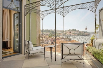 Daily continental breakfast (EUR 30 per person)