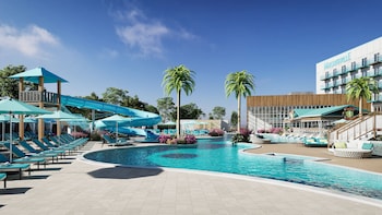 Piscina interna, piscina externa sazonal, barracas, guarda-sóis